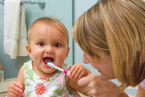 Как сохранить первые зубы ребенка здоровыми: правила ухода