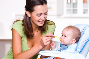 Прикорм грудного ребенка: правила и таблица по месяцам