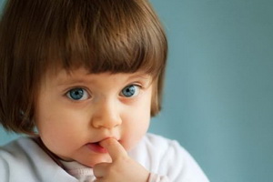 Ребенок грызет ногти: причины и что делать