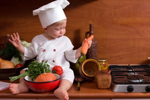Чем занять ребенка на кухне: развивающие игры