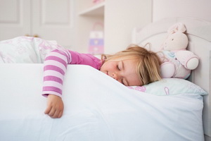 Как  быстро уложить ребенка и отучить спать с родителями